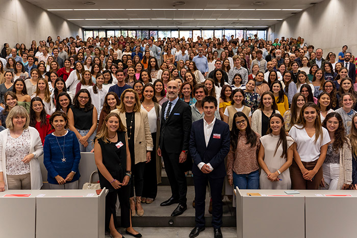 El profesor Brooks durante su conferencia ante los alumnos en el campus de Pamplona