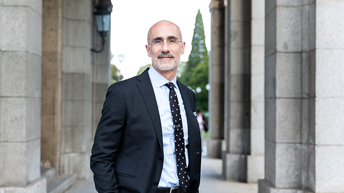 El profesor Arthur C. Brooks en el campus de la Universidad de Navarra