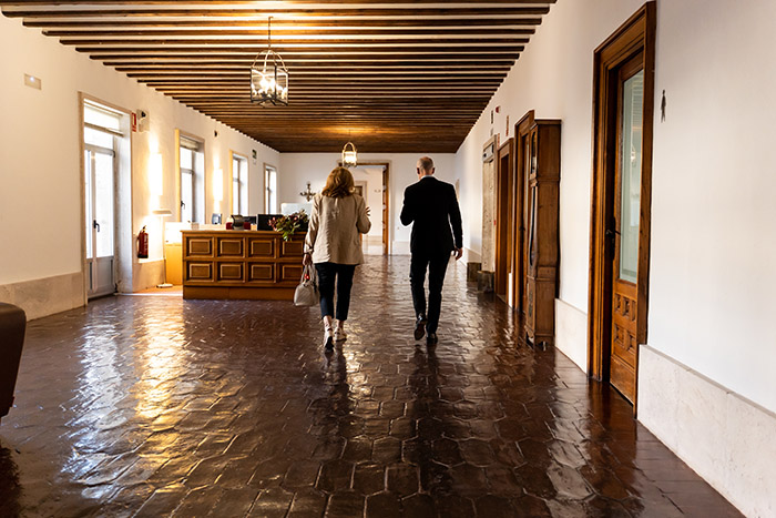 El profesor Brooks en un pasillo del campus de la Universidad de Navarra