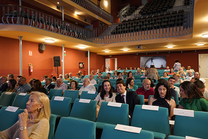 De izda. a dcha.: Maria, Juan, Hombeline y Nuria, salvando los nervios minutos antes de empezar el acto en el Teatro Imperial.