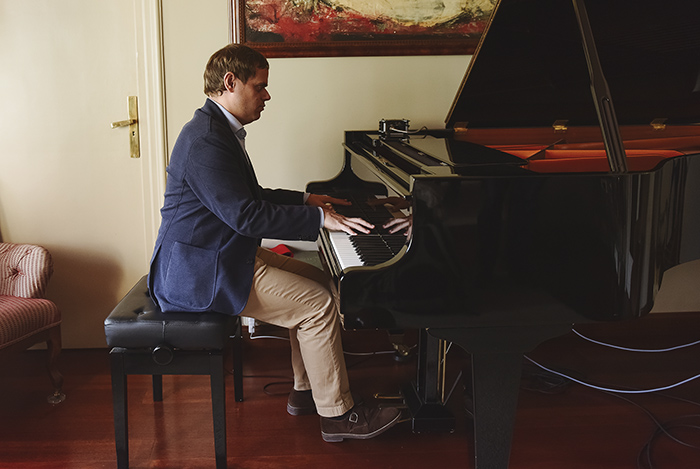 Cambra considera que saber escuchar una obra maestra es «un superpoder» para la vida, y esa afirmación se constata en la partitura de su propia biografía.