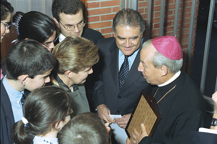 Con el Gran Canciller. En 2003 saludaron a don Javier Echevarría, en un encuentro con motivo del 50.o aniversario de la Universidad.
