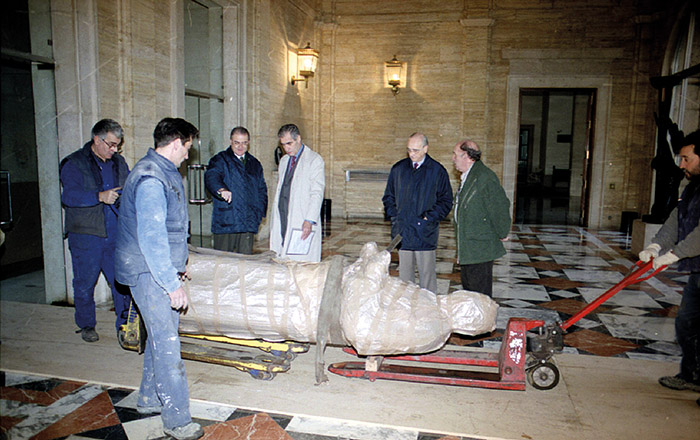 En el año 2000 se colocó en el patio interior del Central la escultura de san Josemaría Escrivá de Balaguer.
