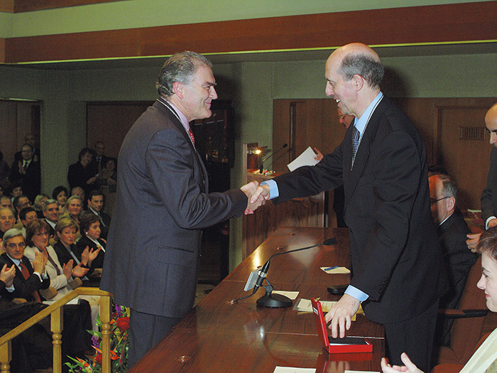 Gratitud. En 2004, recibió la Medalla de Plata de manos del rector José María Bastero.