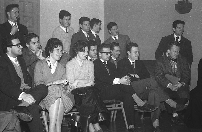 Clases en un museo. </strong>O’Shea (segunda a la izq.) fue una de&nbsp;las cinco chicas de la primera promoción de Periodismo.
