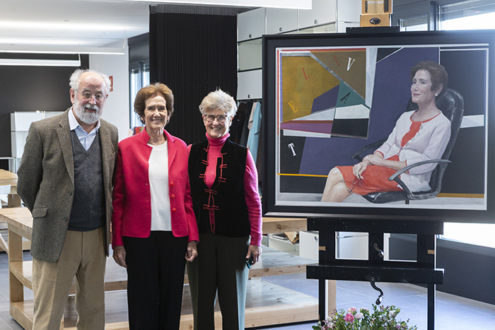 Inmortalizada. Con el pintor Daniel Quintero, en 2019, en la inauguración de su retrato en el campus de Madrid.