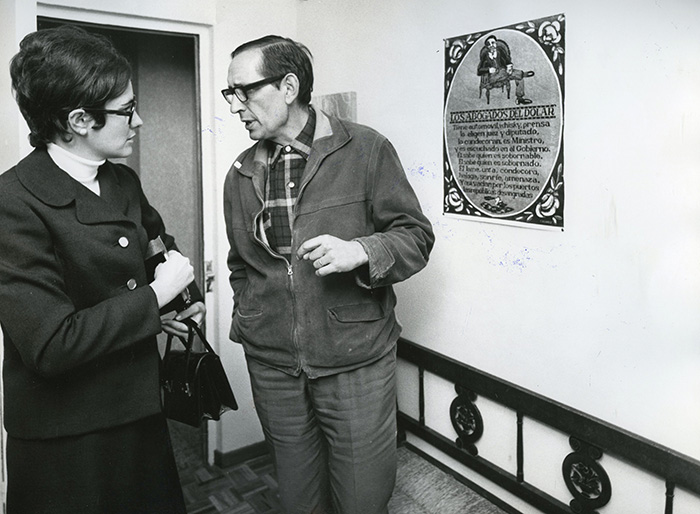 Grandes personajes. Su trabajo le permitió entrevistar a&nbsp; intelectuales de su tiempo. Aquí, con Delibes en 1970.