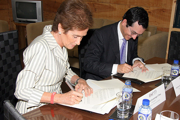 ISEM. O’Shea y el rector Ángel J. Gómez Montoro firmanun acuerdo de colaboración en 2007.
