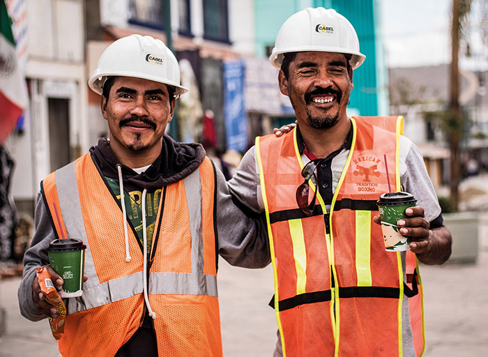 Cambio de ruta. José David y Wilson festejan con un café y unos polvorones su nuevo empleo.