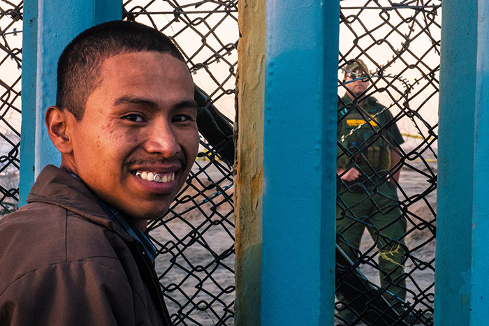 Primer destino. Llegar a la valla, a kilómetros de su hogar, ilumina el rostro de los valientes.