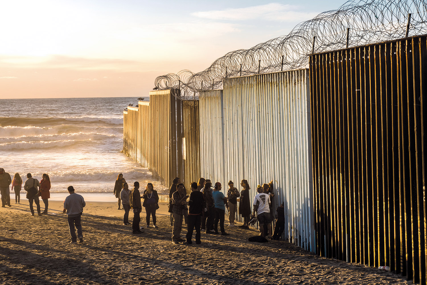 Tijuana crece hacia la valla que separa México de EE. UU. Allí viven todos los que intentan cruzar a la tierra de las oportunidades. Algunos&nbsp; tratan de pasar como ilegales. Otros acaban echando raíces. Los huesos de los que tuvieron menos suerte yacen en algún lugar del desierto.