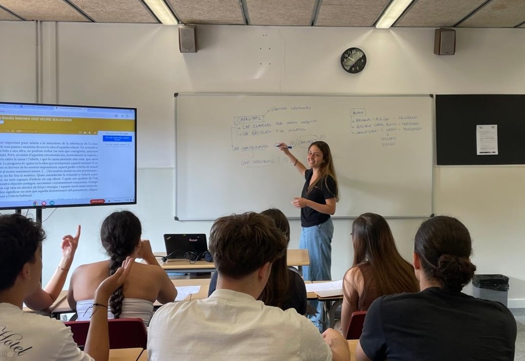 Nuria Casas impartiendo filosofía a sus alumnos de bachillerato.