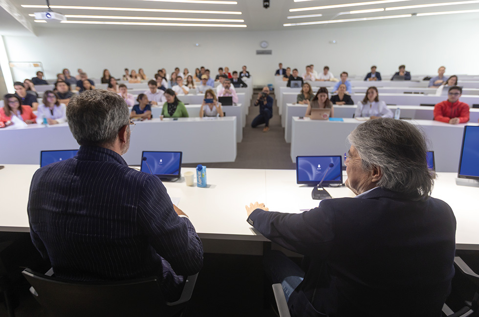 Lasso compareció en el Instituto Cultura y Sociedad y congregó a un buen número de universitarios ecuatorianos.