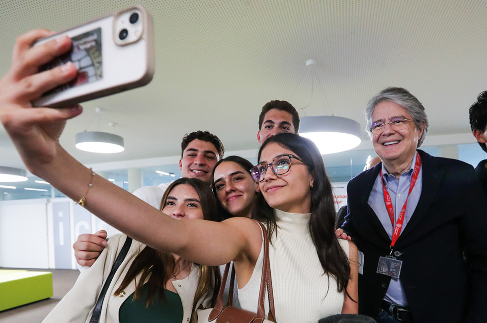 Algunos asistentes a la última charla de Lasso en la Universidad se toman un selfie con el conferenciante.