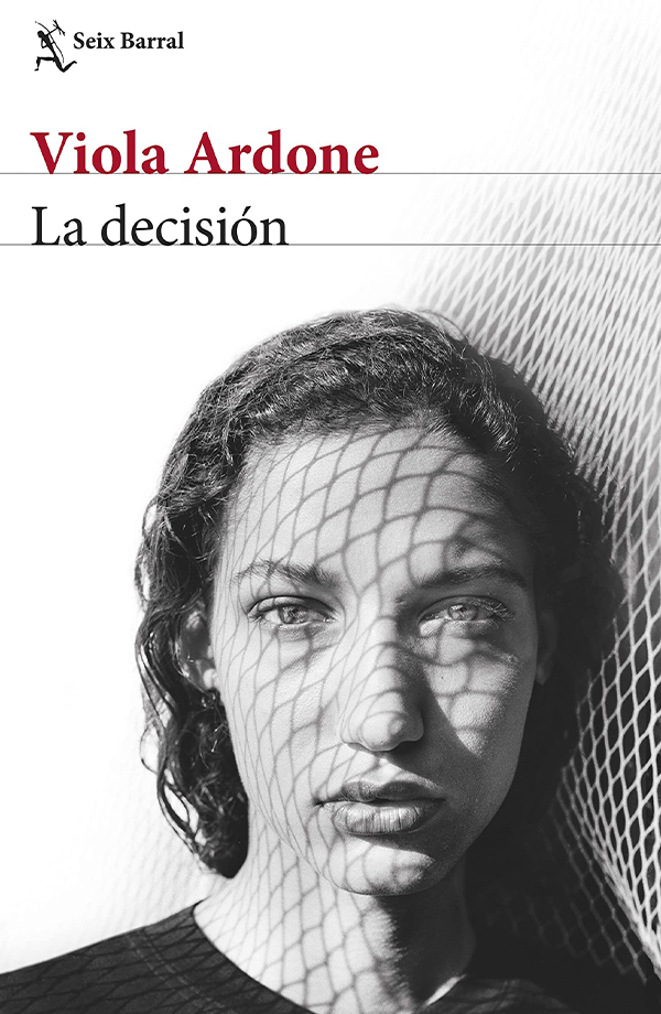 Portada de «La decisión», de Viola Ardone (Seix Barral, 2023) en la revista Nuestro Tiempo, de la Universidad de Navarra.