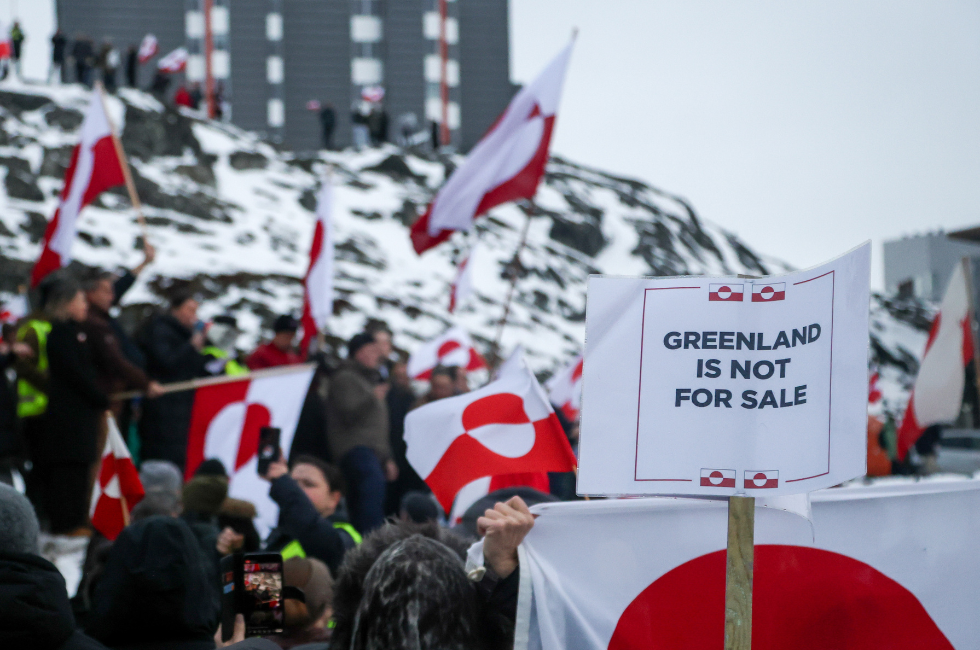 Personas con banderas groenlandesas participan en una protesta contra las declaraciones del presidente estadounidense Trump sobre la toma de posesión de Groenlandia. Nuuk- 17 de enero de 2026. FOTOGRAFÍA:  Andre Guttesen / Zuma Press / ContactoPhoto