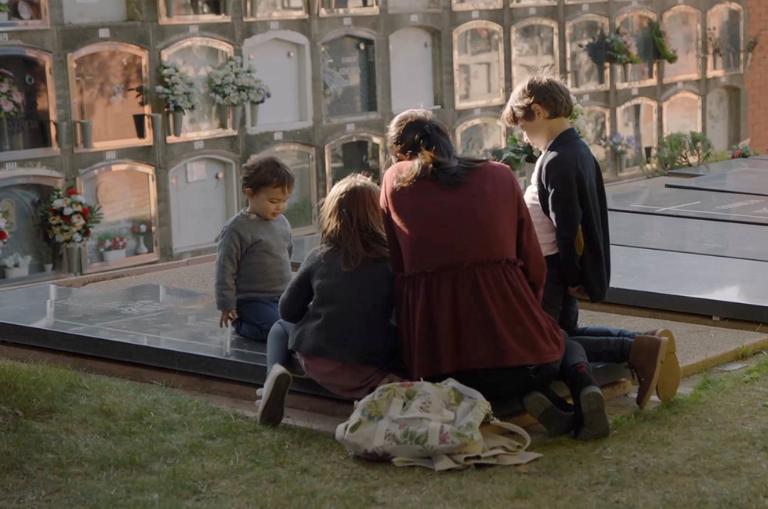 Conmemoran el aniversario de su fallecimiento con una tradición familiar: recogen a los niños del colegio y van todos juntos al cementerio.