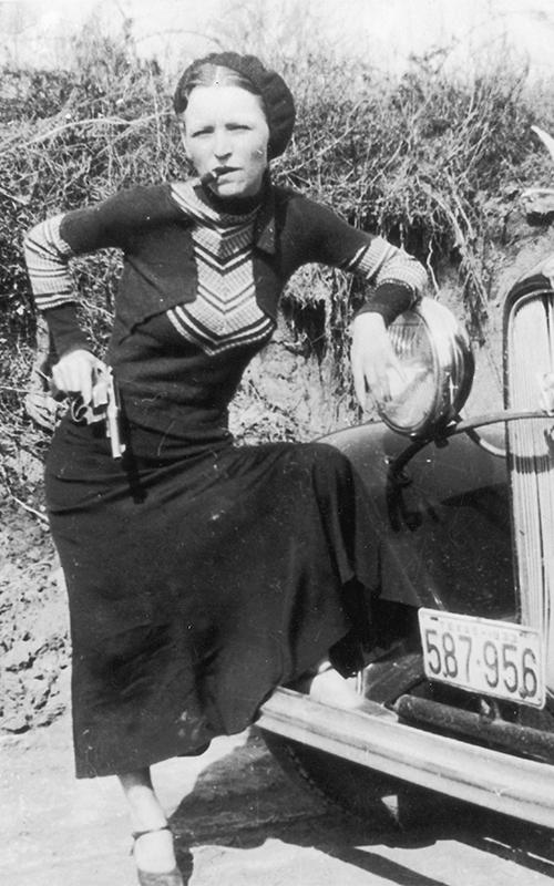 Fotografía de Bonnie Parker fumando un puro, incautada por la policía el 13 de abril de 1933.